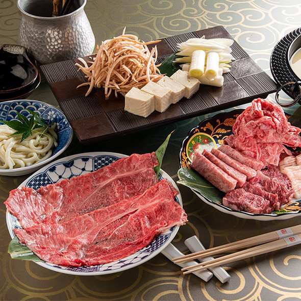 わだ家流 W牛鍋¥4,800W牛鍋には、薄切りロース・厚切りロース・和牛モモ肉・和牛スライス白葱・牛蒡・豆腐がセットになっております。 1