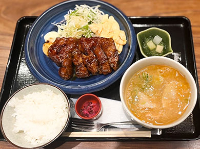 <新名物!トンテキとだし巻きオムレツの定食>