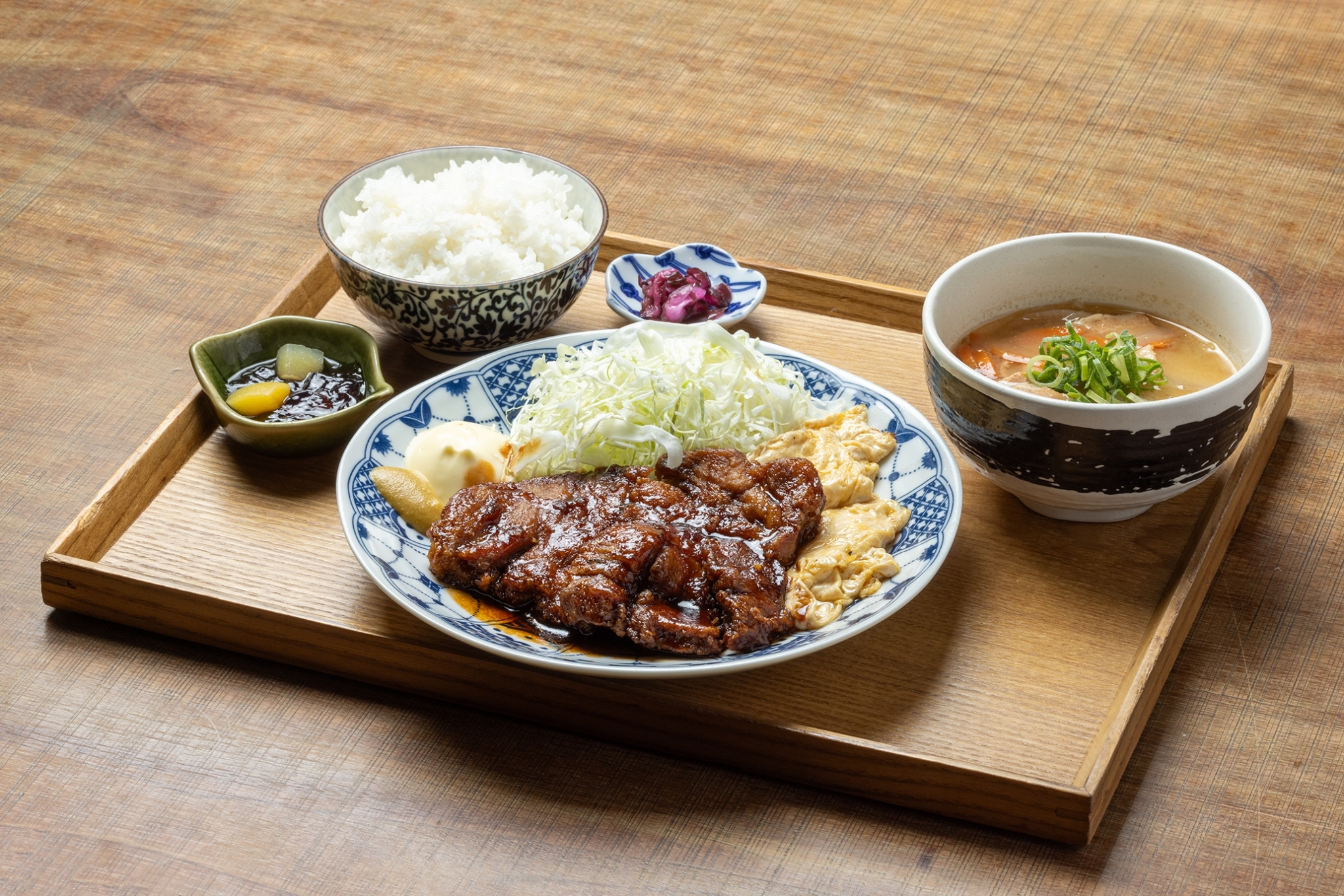 <新名物!トンテキとだし巻きオムレツの定食>